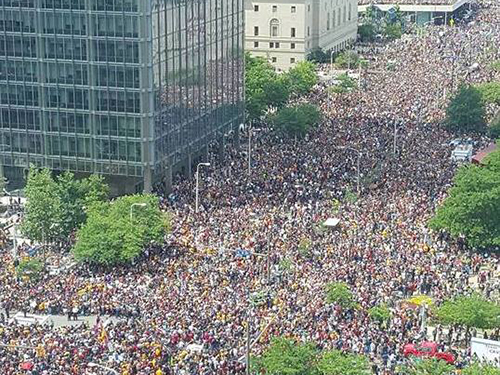 Multidão toma as ruas de Cleveland para festejar título da NBA