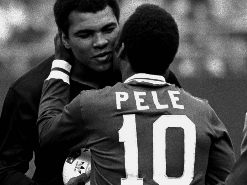 Pelé abraça o boxeador Muhammad Ali em sua despedida do futebol, pelo New York Cosmos, em 1977