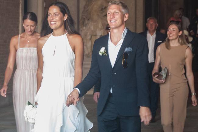 O meia da seleção de futebol alemã Bastian Schweinsteiger e a tenista sérvia Ana Ivanovic se casam em Veneza
