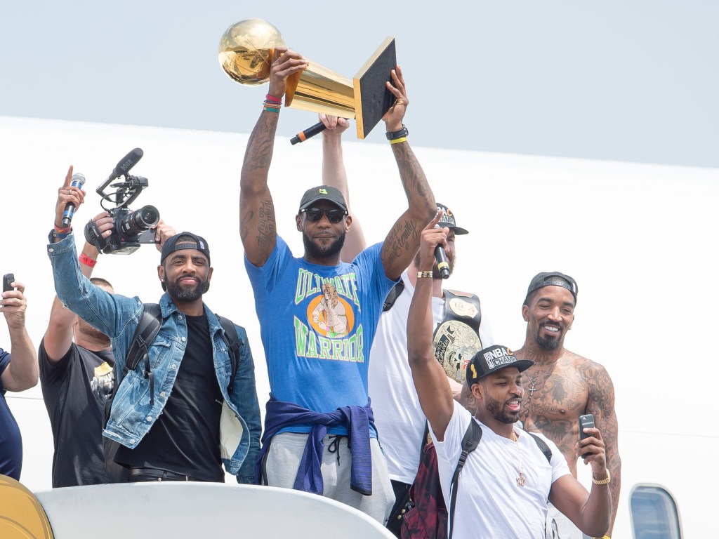 LeBron James carrega o troféu do título da NBA em desfile do Cleveland Cavaliers