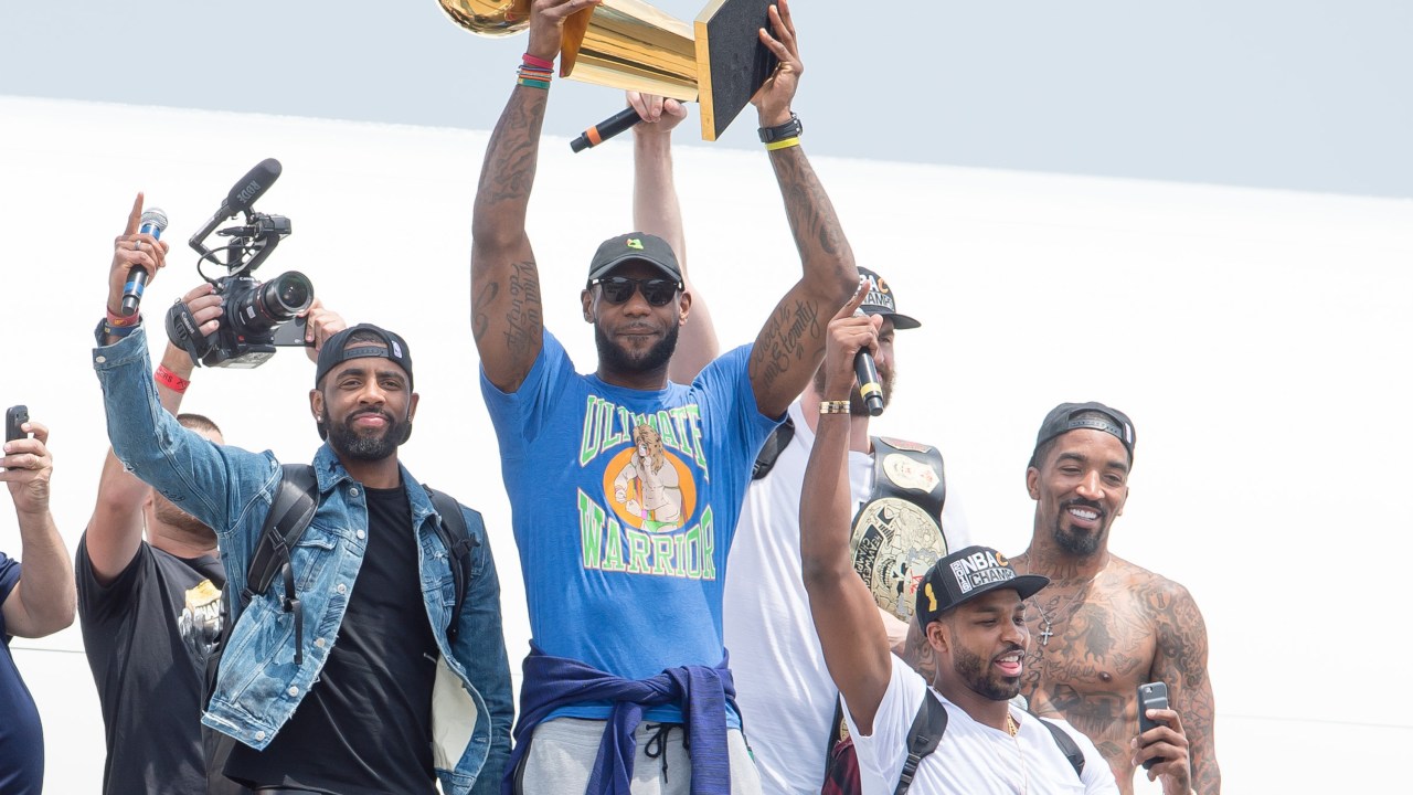LeBron James carrega o troféu do título da NBA em desfile do Cleveland Cavaliers