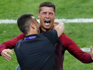 O atacante português Cristiano Ronaldo se emociona após conquista do título da Eurocopa