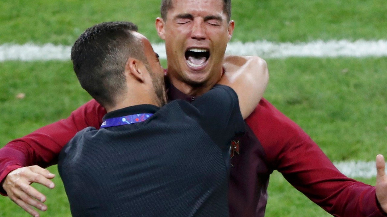 O atacante português Cristiano Ronaldo se emociona após conquista do título da Eurocopa