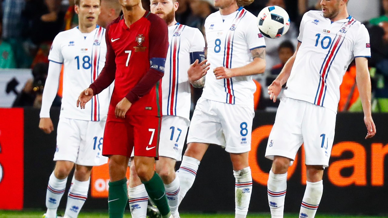 O atacante da seleção de Portugal, Cristiano Ronaldo, após o empate com a Islândia por 1 a 1, em partida válida pela primeira rodada do grupo F, da Eurocopa 2016, realizada no estádio de Geoffroy-Guichard, em Saint-Etienne, na França - 14/06/2016