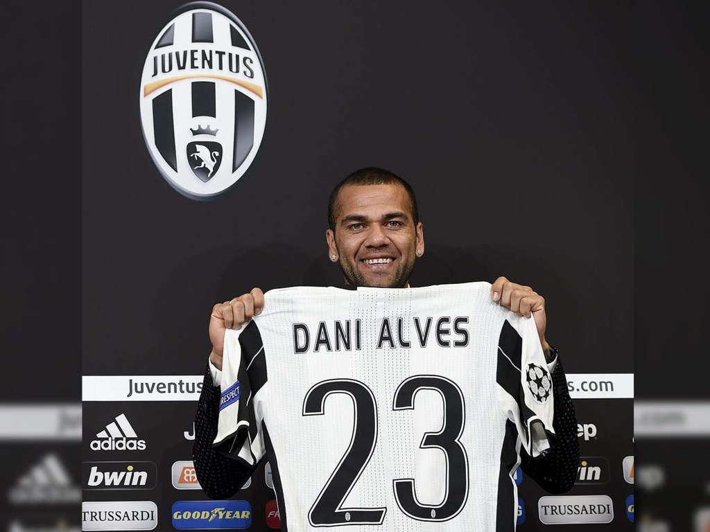 Dani Alves apresentado na Juventus