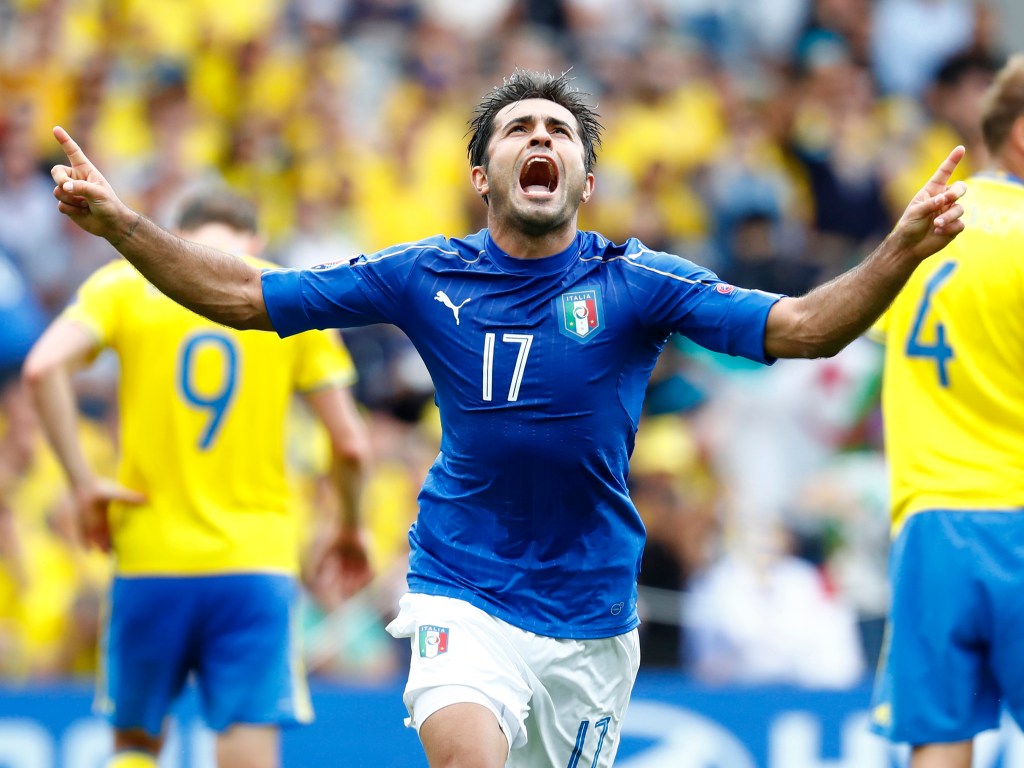 Éder marca o gol da vitória da Itália sobre a Suécia