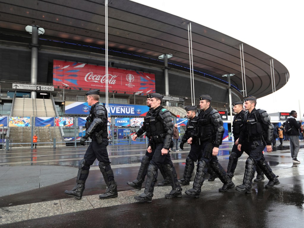 Policiais vistos em frente ao Stade de France, em Saint-Denis, França