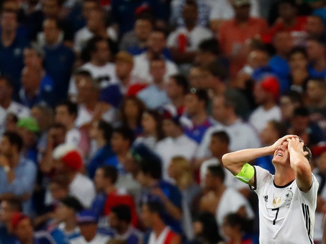O alemão Bastian Schweinsteiger lamenta jogada perdida, durante partida entre Alemanha e França, válida pelas semifinais da Eurocopa 2016, realizada no Stade Velodrome, em Marselha - 07/07/2016