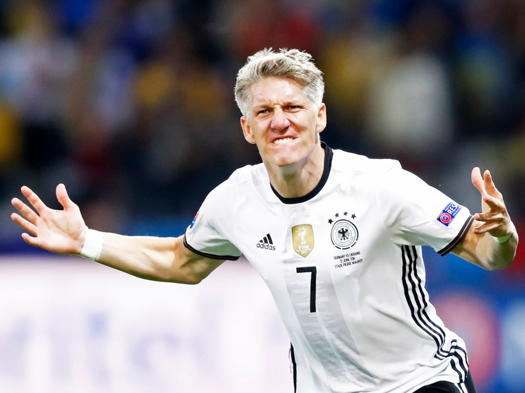 Schweinsteiger comemora gol, na vitória da Alemanha sobre a Ucrânia por 2 a 0, em partida válida pela primeira rodada do grupo C, da Eurocopa 2016, realizada no Stade Pierre, em Lille, na França - 12/06/2016