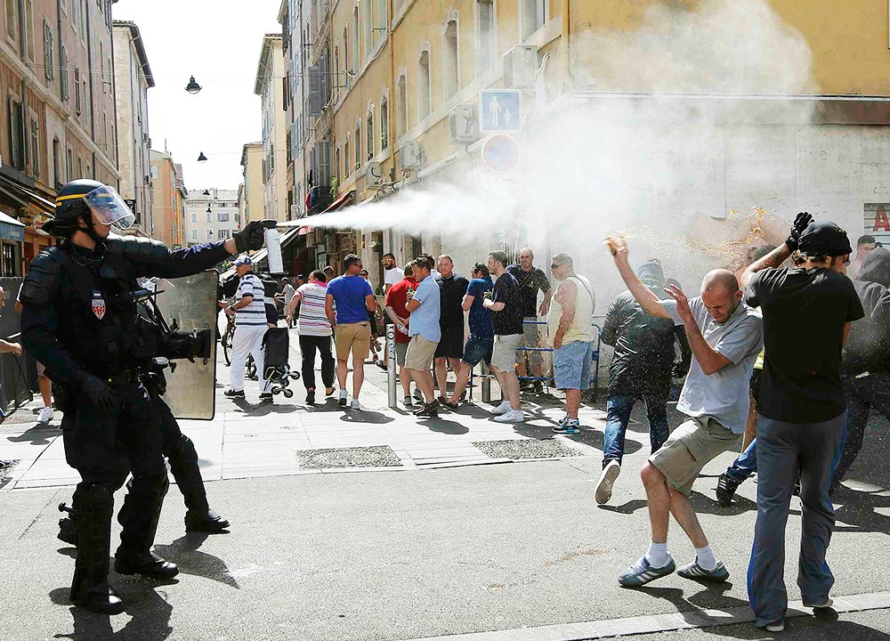 Policial usa gás lacrimogêneo para dispersar manifestantes, antes da partida entre Inglaterra x Rússia pela Eurocopa, em Marselha, na França - 11/06/2016