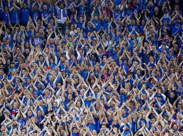 Torcedores da Islândia fazem a festa nas arquibancadas do Stade de France na partida contra a França - 03/07/2016