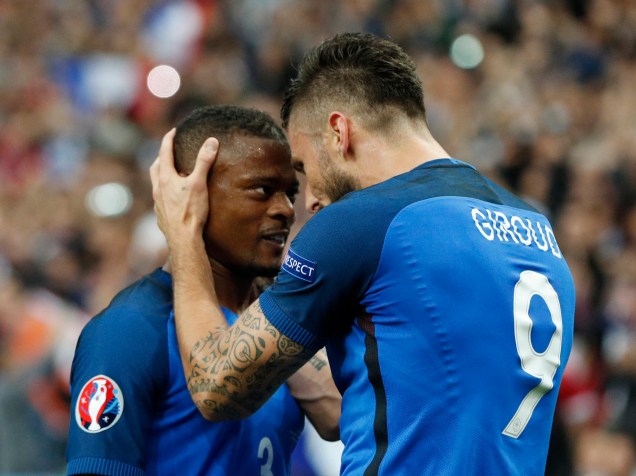 O atacante francês Olivier Giroud comemora gol com o lateral Patrice Evra na vitória sobre a Islândia - 03/07/2016