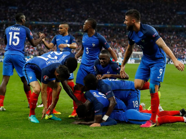 Jogadores franceses comemoram gol na vitória sobre a Islândia