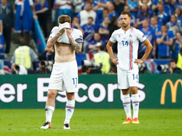 Jogadores da Islândia lamentam a goleada sofrida na partida contra a França