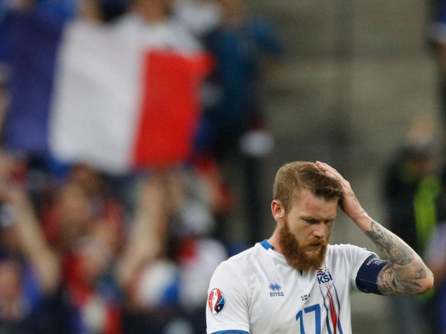 O capitão islandês Aron Gunnarsson reage durante a derrota para a França