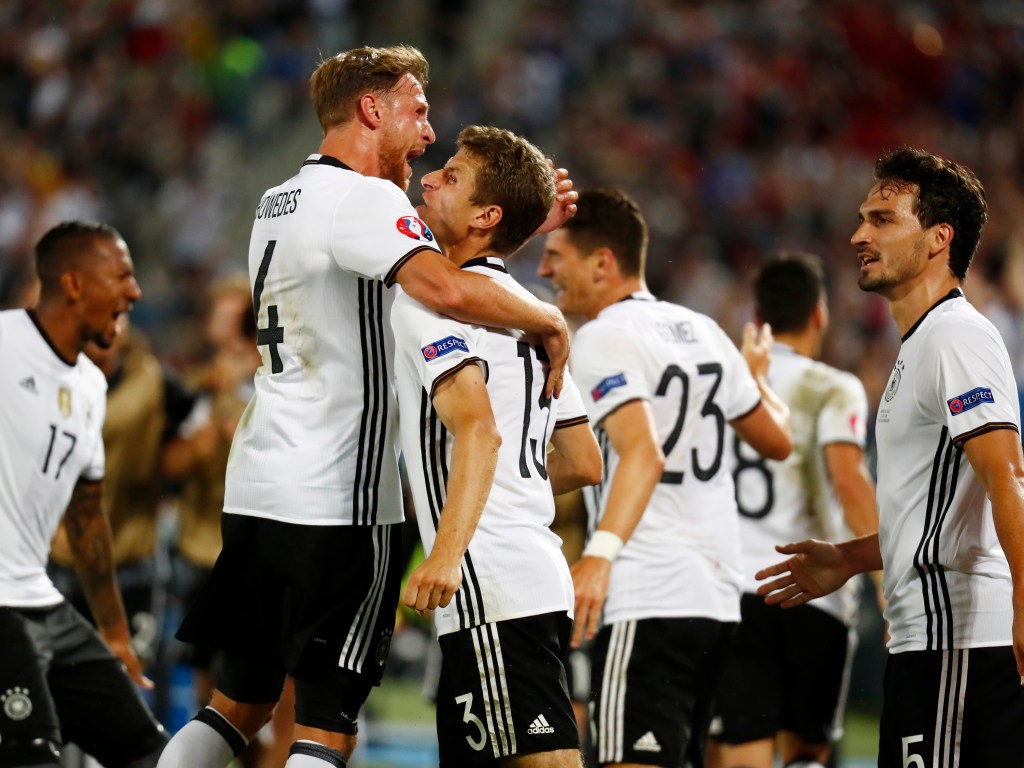 Jogadores da Alemanha comemoram na partida contra a Itália, em Bordeaux, na França