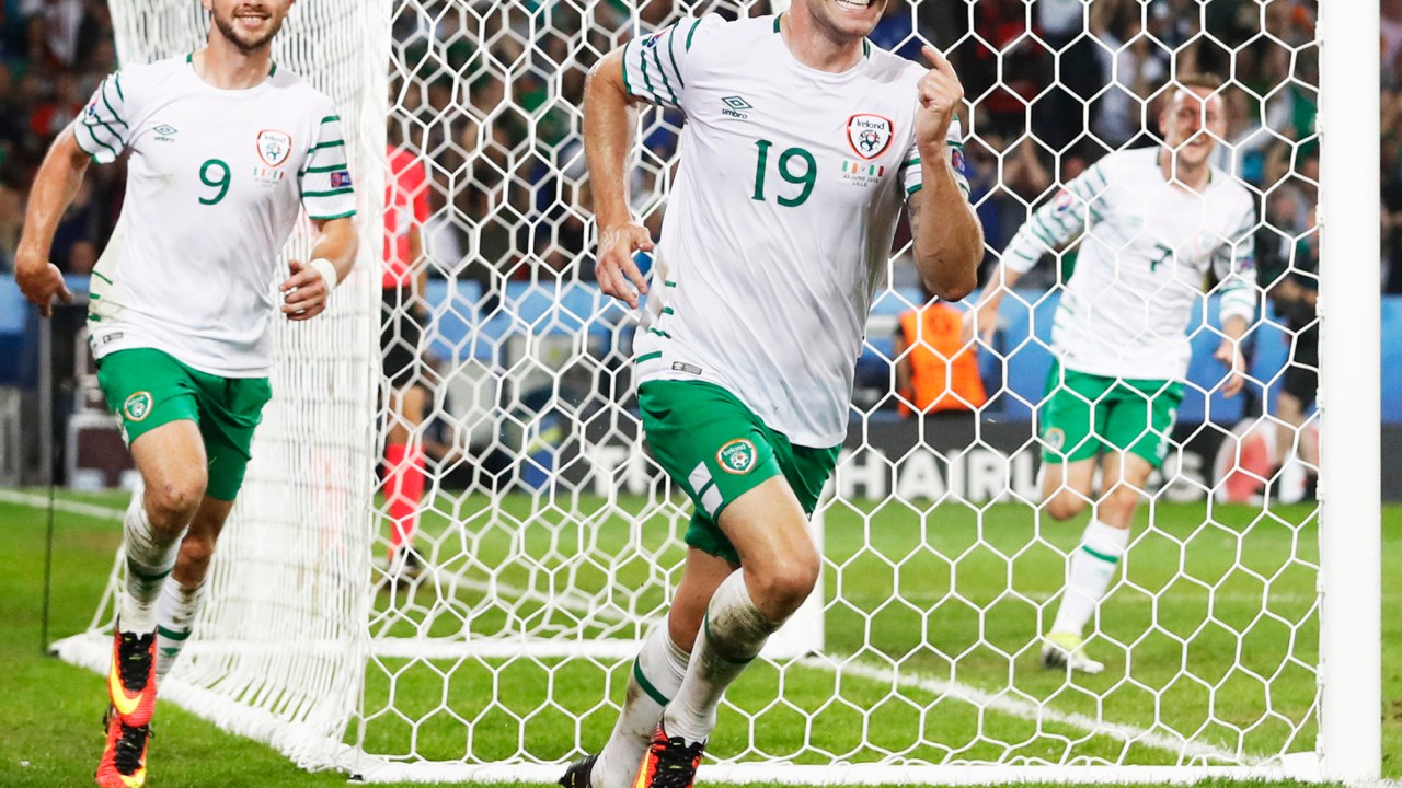 Robbie Brady comemora gol, na vitória da Irlanda sobre a Itália por 1 a 0, em partida válida pela terceira rodada do grupo E da Eurocopa 2016, realizada no Stade Pierre-Mauroy, em Lille, na França - 22/06/2016