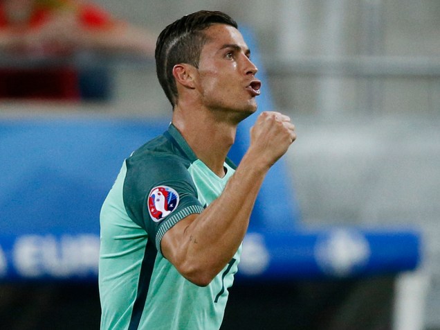 O atacante Cristiano Ronaldo, comemora gol, durante partida entre Portugal e País de Gales, válida pelas semifinais da Eurocopa 2016, realizada no Stade de Lyon, na França - 06/07/2016