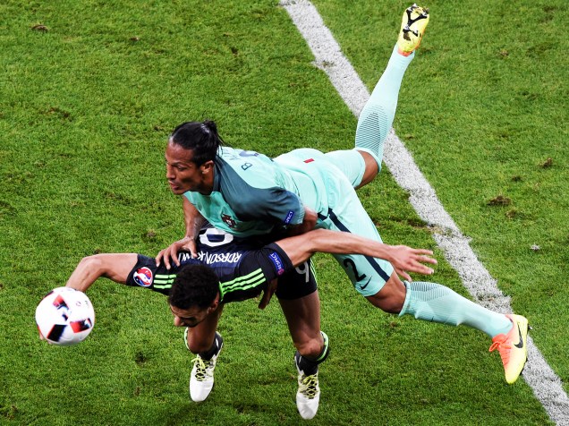 Hal Robson-Kanu e Bruno Alves em disputa de bola, durante partida entre Portugal e País de Gales, válida pelas semifinais da Eurocopa 2016, realizada no Stade de Lyon, na França - 06/07/2016