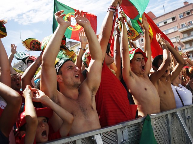 Torcedores portugueses comemoram o título inédito da Eurocopa 2016, pelas ruas de Lisboa - 11/07/2016