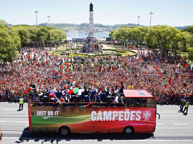 Jogadores da seleção portuguesa desfilam em ônibus aberto pelas ruas de Lisboa, para comemorar o título inédito da Eurocopa 2016 - 11/07/2016
