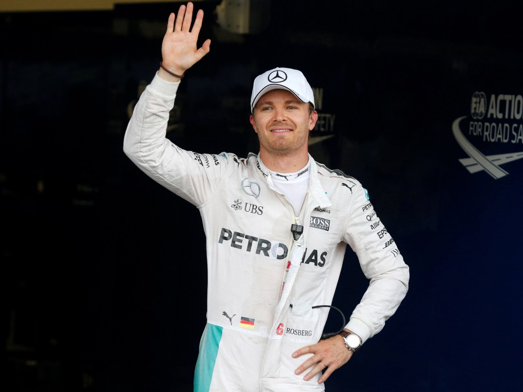 Nico Rosberg, piloto alemão da Mercedes, acena para fotógrafos depois de sessão qualificatória da Fórmula 1, em Baku, Azerbaijão