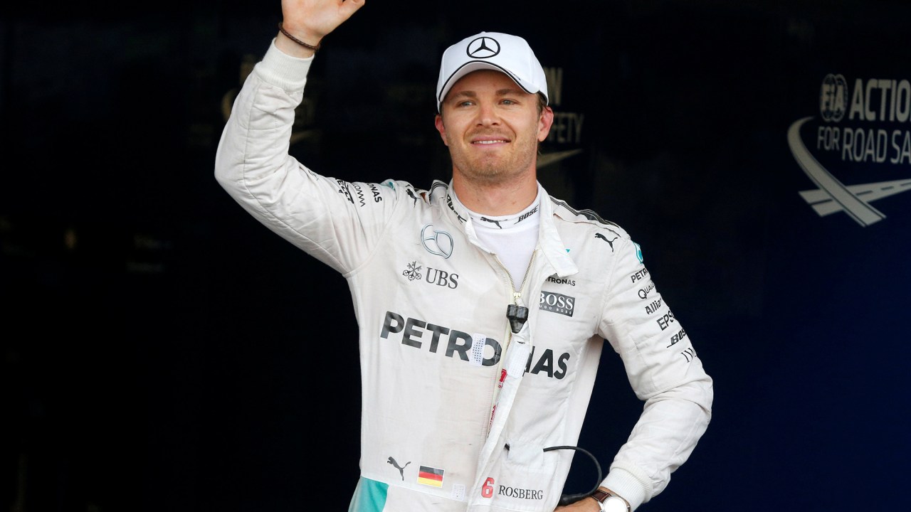 Nico Rosberg, piloto alemão da Mercedes, acena para fotógrafos depois de sessão qualificatória da Fórmula 1, em Baku, Azerbaijão