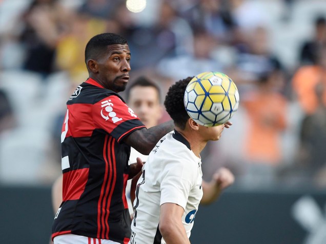 O lateral Rodinei do Flamengo divide jogada com o meia Marquinhos Gabriel do Corinthians