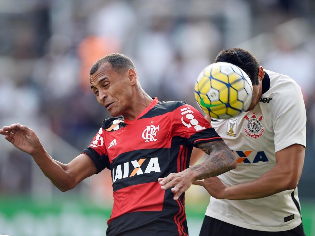 O meia Alan Patrick do Flamengo divide pelo alto com o zagueiro Pedro Henrique do Corinthians