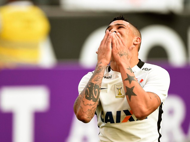 O atacante Luciano do Corinthians lamenta chance perdida na partida contra o Flamengo no Itaquerão