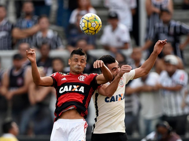 O meia Ederson do Flamengo disputa jogada pelo alto com o volante Bruno Henrique do Corinthians