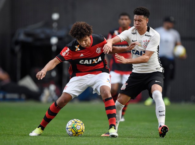 O volante Willian Arão do Flamengo protege a bola enquanto é marcado pelo meia Marquinhos Gabriel do Corinthians