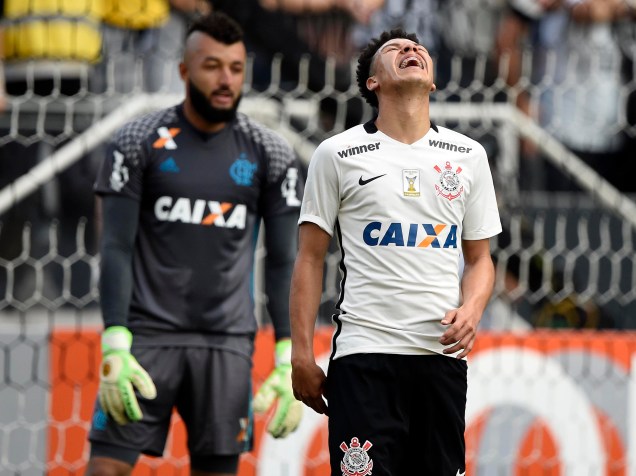O meia Marquinhos Gabriel do Corinthians lamenta chance perdida na partida contra o Flamengo