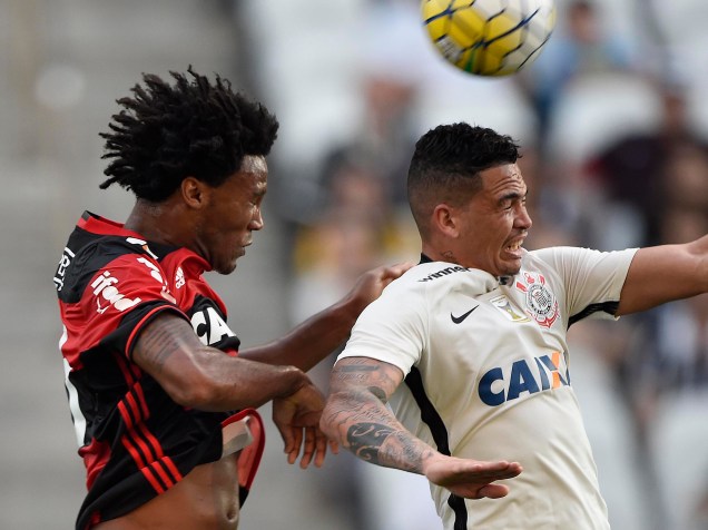 O zagueiro Rafael Vaz do Flamengo disputa pelo alto com o atacante Luciano do Corinthians