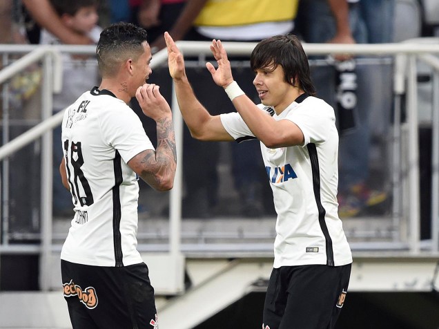 Os atacantes Romero e Luciano do Corinthians comemoram gol na goleada sobre o Flamengo no Itaquerão
