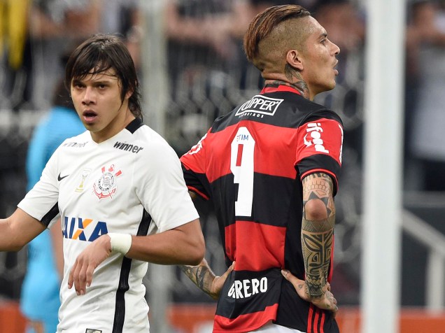 Os atacantes Romero do Corinthians e Paolo Guerrero Flamengo durante goleada do time paulista no Itaquerão