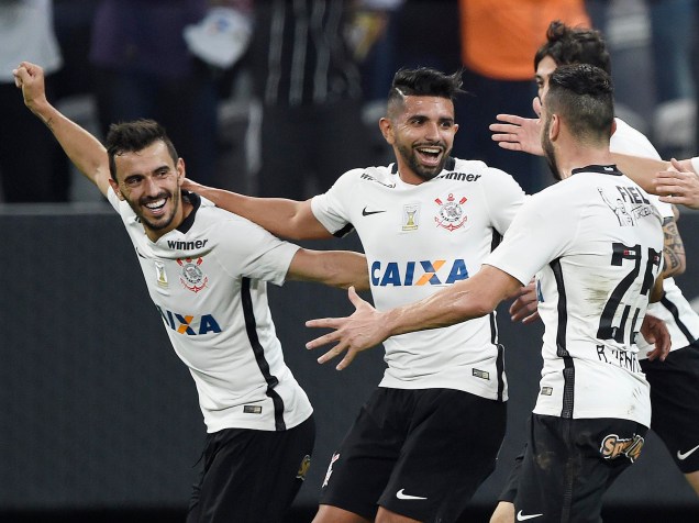 Jogadores do Corinthians comemoram gol na vitória sobre o Flamengo em partida válida pela 13ª rodada do Campeonato Brasileiro no Itaquerão