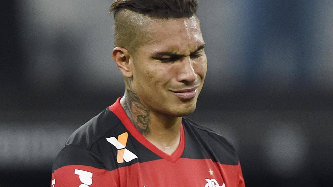 O atacante Paolo Guerrero do Flamengo lamenta lance perdido na goleada sofrida contra o Corinthians