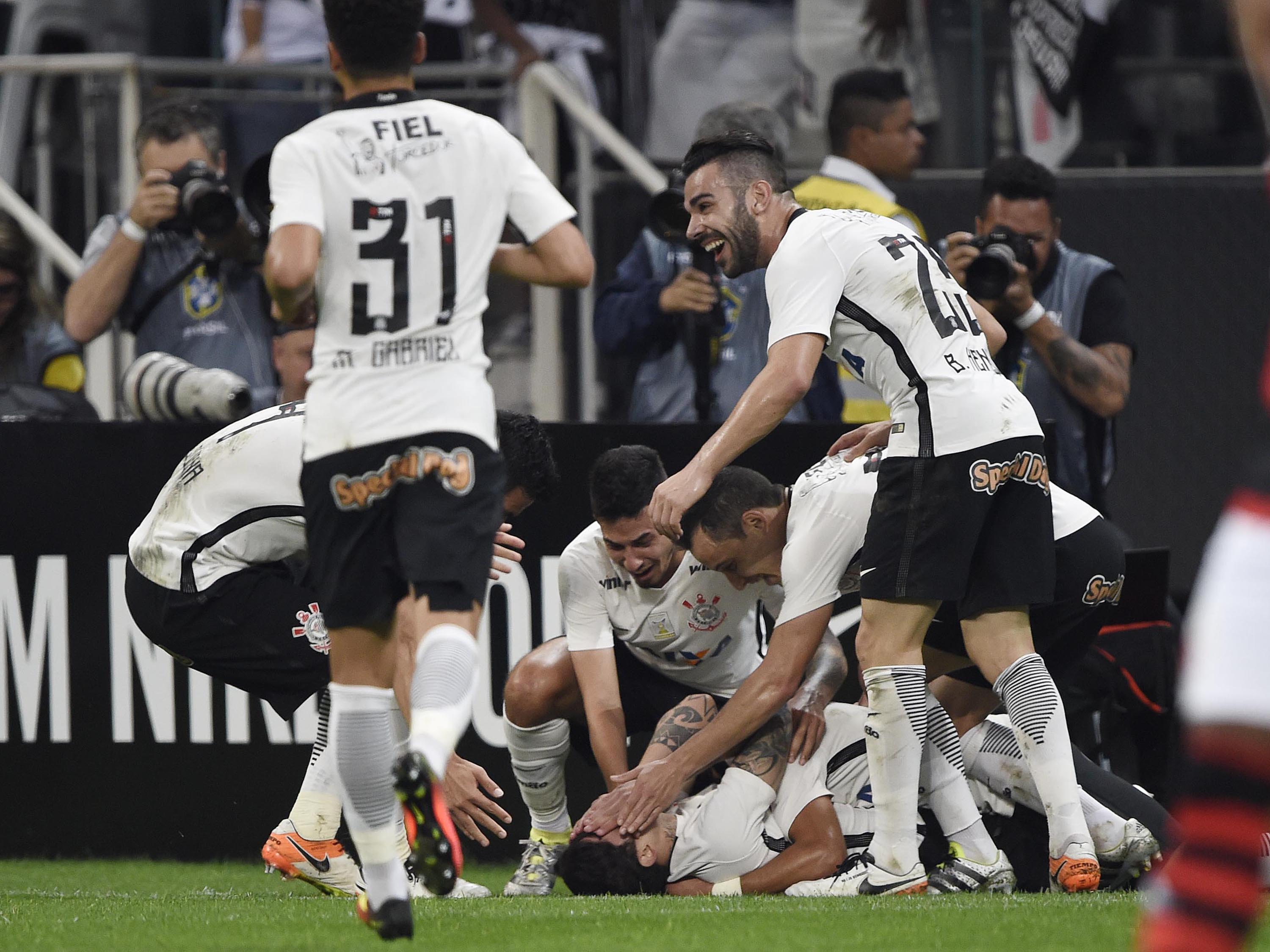 Jogadores do Corinthians comemoram gol de Rildo na vitória sobre o Flamengo no Itaquerão