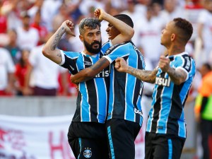 Douglas comemora o gol da vitória do Grêmio sobre o Internacional no Beira-Rio