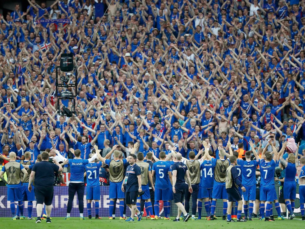 Jogadores da Islândia comemora com a torcida no Stade de France após vitória sobre a Áustria