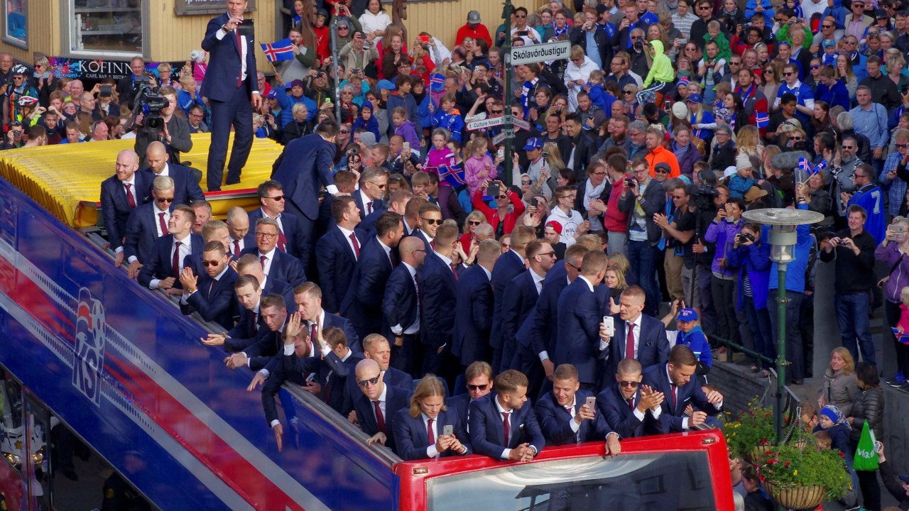 Seleção da Islândia é recebida por multidão em Reykjavik