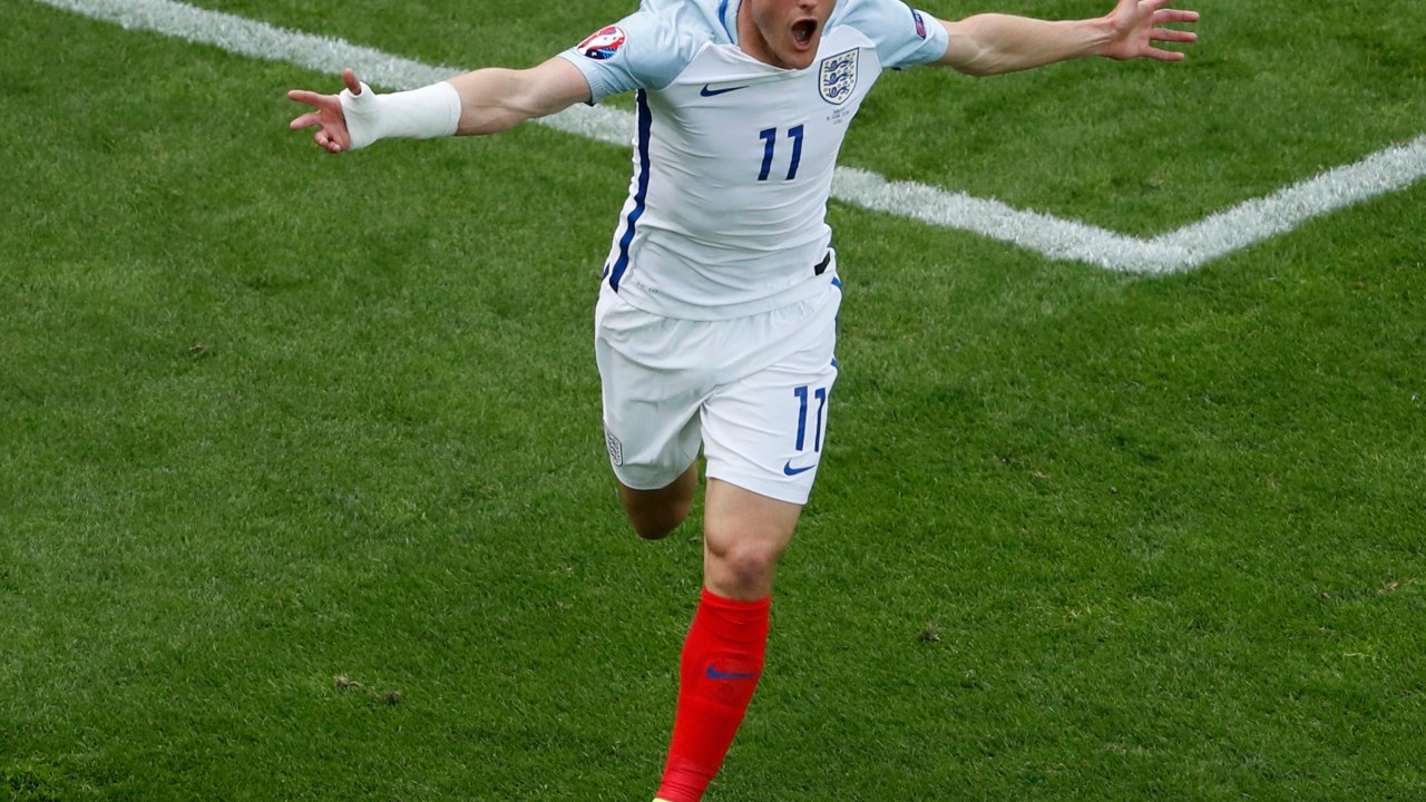 Jamie Vardy comemora gol na vitória da Inglaterra sobre o País de Gales