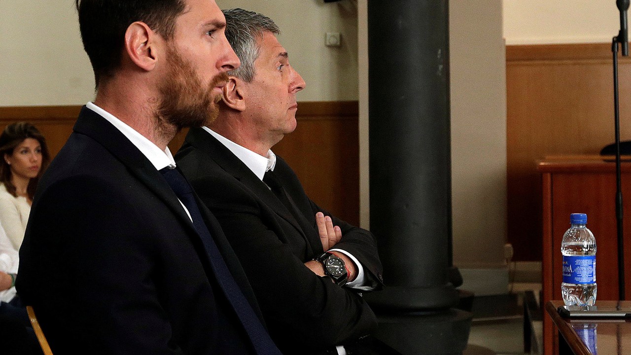 Jogador argetino do Barcelona, Lionel Messi e seu pai Jorge Horacio Messi, aguardam em tribunal onde respondem processo por sonegação de impostos