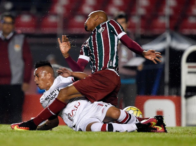 Disputa de bola durante partida entre São Paulo e Fluminense, válida pela 12ª rodada do Campeonato Brasileiro, realizada no Estádio do Morumbi - 29/06/2016