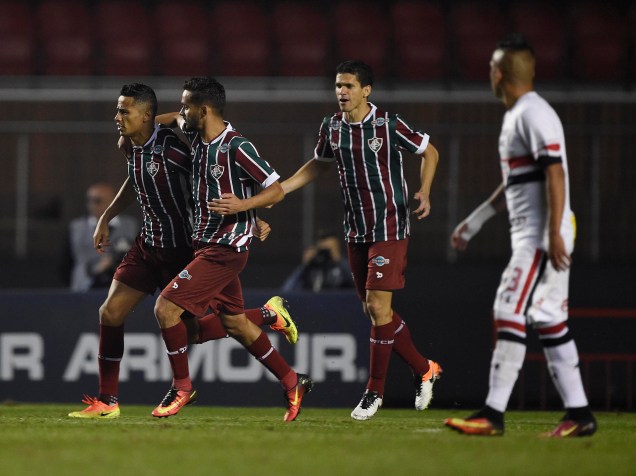 O jogador Cícero, do Fluminense, converte pênalti, durante partida contra o São Paulo, válida pela 12ª rodada do Campeonato Brasileiro, realizada no Estádio do Morumbi - 29/06/2016