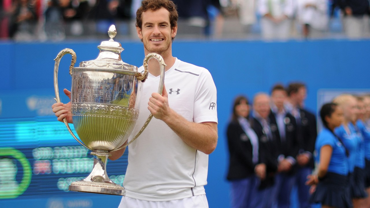 Tenista Andy Murray comemora, após vencer final do campeonato, em Londres