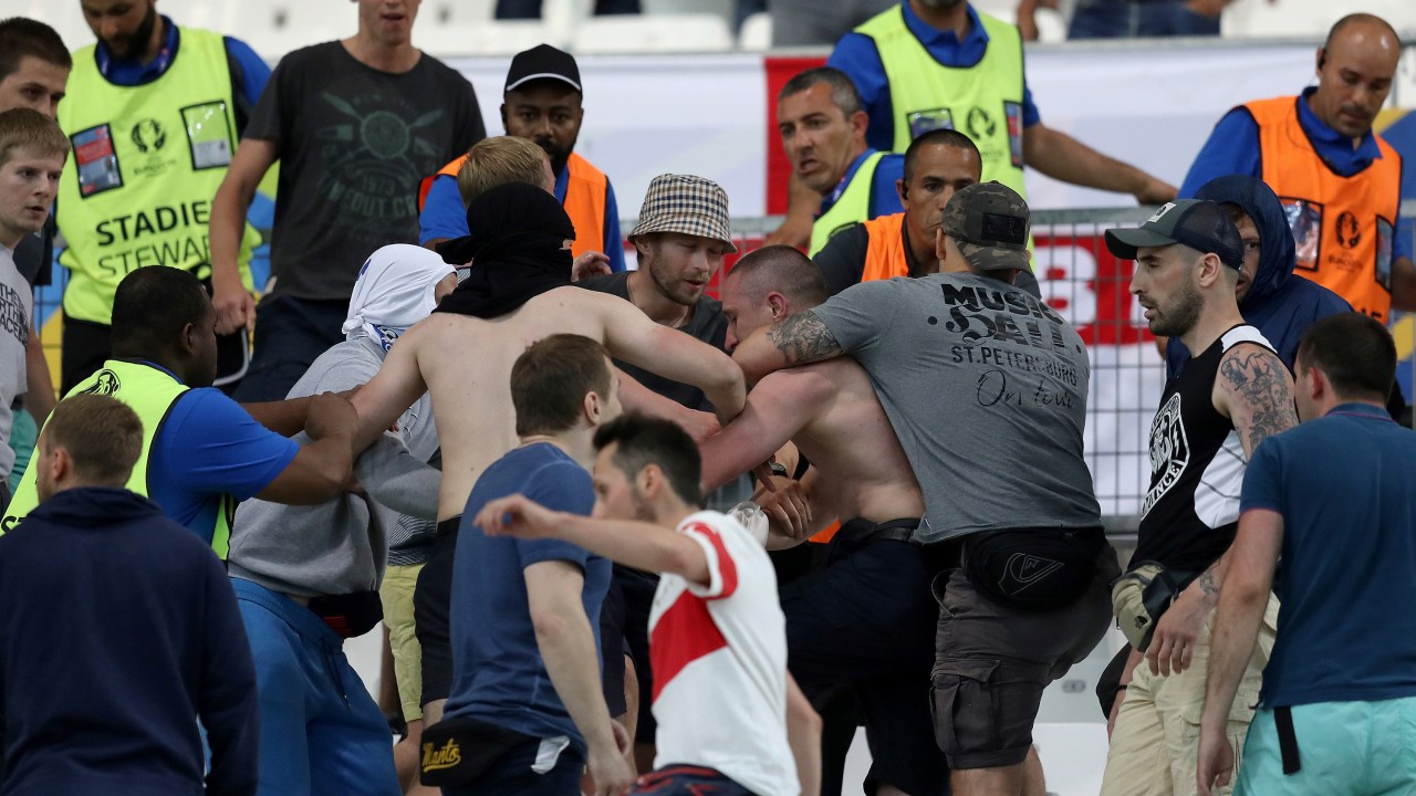 Torcedores brigam nas arquibancadas durante partida entre Inglaterra e Rússia, em Marselha