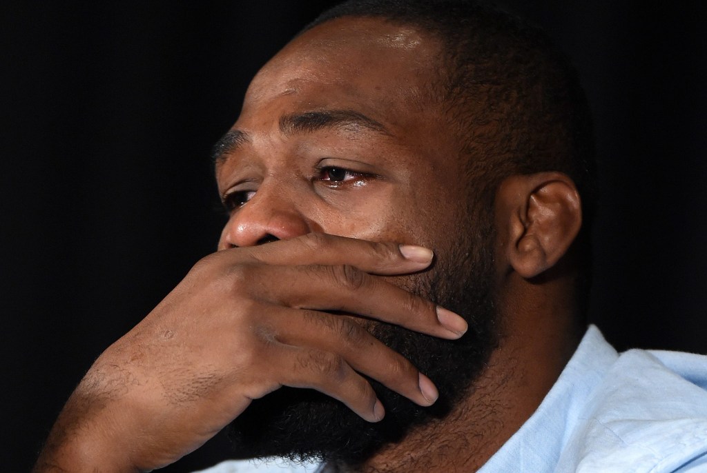 Jon Jones chora após ser cortado do UFC 200