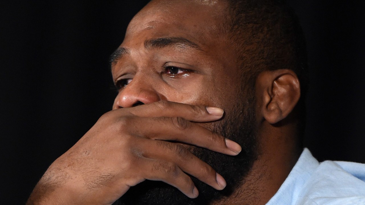 Jon Jones chora após ser cortado do UFC 200
